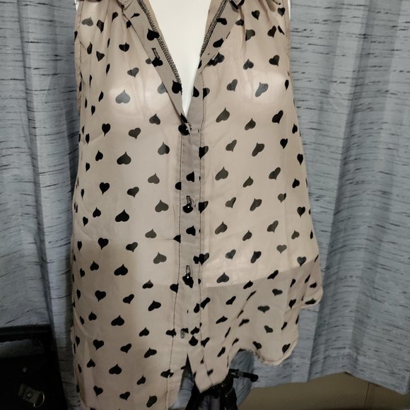 Annabelle - Sleeveless Maternity Button Down - Picture 2 of 8